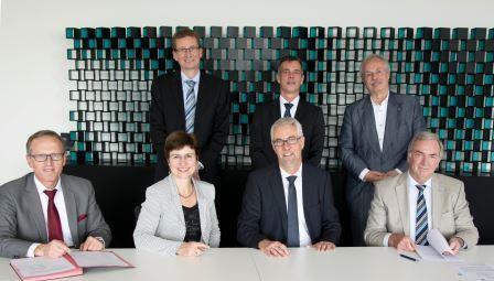 ben von links: Prof. Dr. Bert Leyendecker und Prof. Dr. Holger Reinemann, Prof. Dr. Kristian Bosselmann-Cyran, Präsident der Hochschule Koblenz unten von links: Thomas Hammann, Geschäftsführer Wirtsch