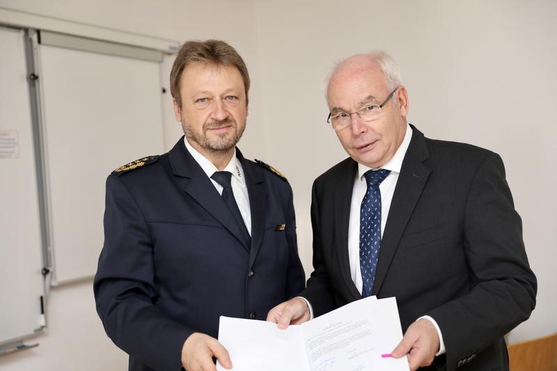 Unterzeichnung der Vereinbarung durch den Landespolizeipräsidenten Jürgen Georgie und Prof. Volker Saupe