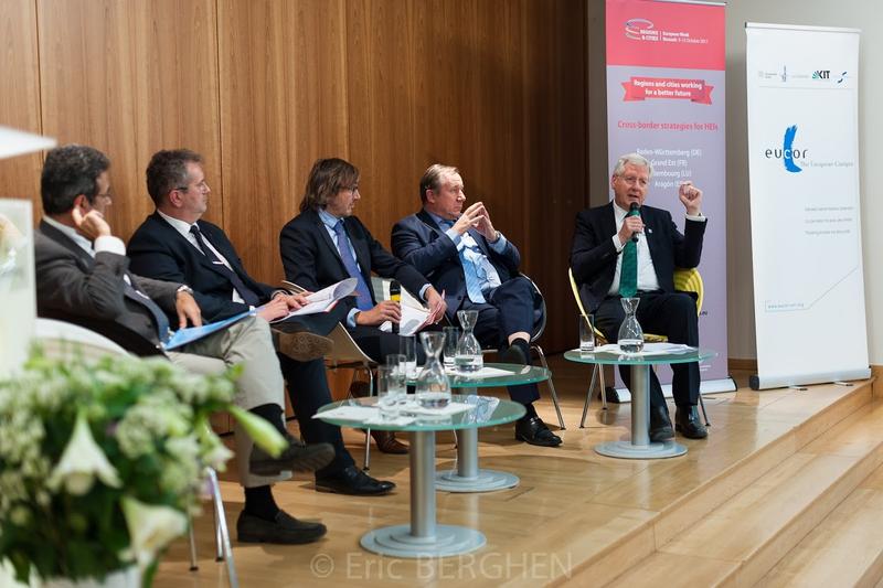Hans-Jochen Schiewer (rechts), Präsident von Eucor – The European Campus, bei der Podiumsdiskussion in der EU-Vertretung des Landes Baden-Württemberg.