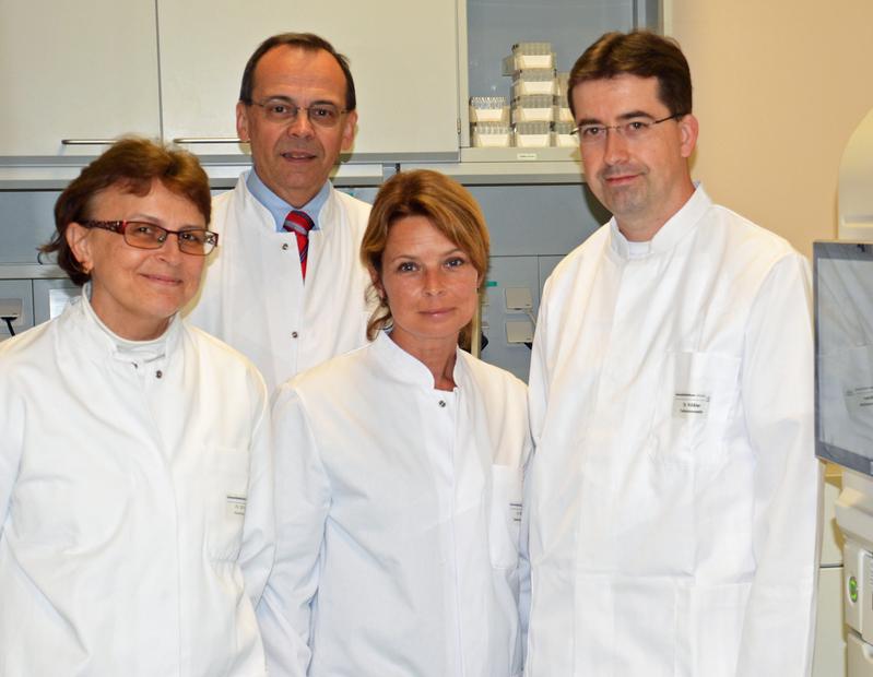 Freuen sich über die hohe DFG-Förderung (von links): Biochemikerin Dr. Kobsar, Institutsdirektor Prof. Dr. Böck, Technische Assistentin Katja Weber und Transfusionsmediziner Dr. Kößler