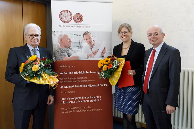 Prof. Dr. Friedrich Reutner (links) und Prof. Dr. Wolfgang Herzog (rechts) überreichten Dr. Friederike H. Böhlen den Anita- und Friedrich-Reutner-Preis für Nachwuchswissenschaftlerinnen.