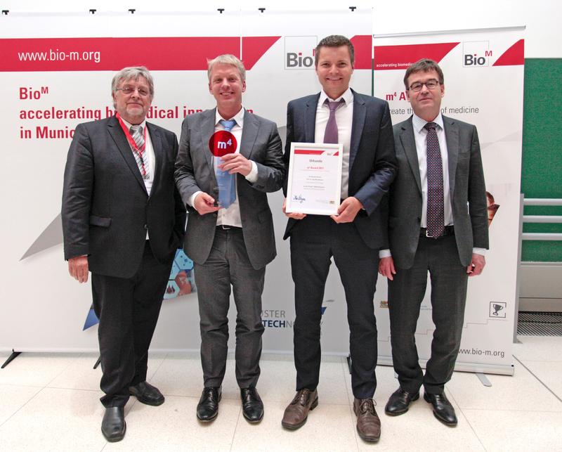 Ehrende und Geehrte (von links): Prof. Horst Domdey (Geschäftsführer BioM), Prof. Jörg Wischhusen, Dr. Valentin Bruttel, Dr. Bernhard Schwab (Amtschef des Bayerischen Wirtschaftsministeriums).