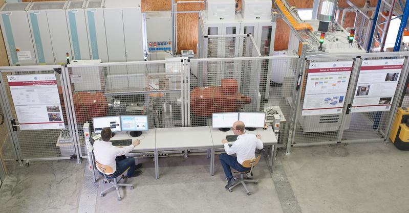 Prüfstände des Institut für Mess-, Regel- und Mikrotechnik im Labornetzwerk: Batteriezellprüfstand (rechts), Antriebsstrangprüfstand (links) 