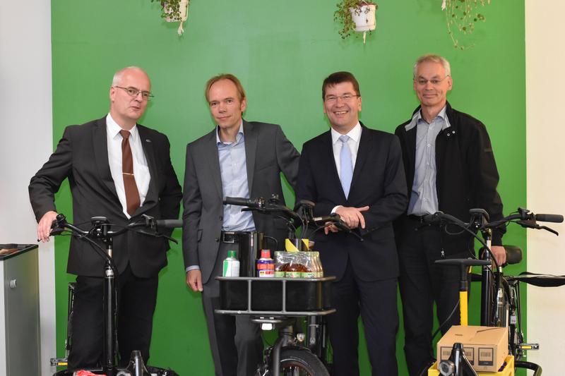 (v.l.n.r.) VCD-Landesvorsitzender Friedrichs, Projektleiter Prof. Gusig, HsH-Präsident von Helden und LHH-Sachgebietsleiter Clausnitzer bei der Eröffnung der Wanderausstellung