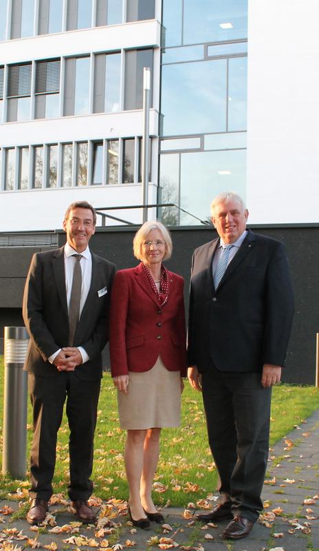 NRW-Gesundheitsminister Karl-Josef Laumann (im Bild rechts) nahmen hsg-Präsidentin Prof. Dr. Anne Friedrichs und hsg-Kanzler Werner Brüning vor den Türen der Hochschule in Empfang.