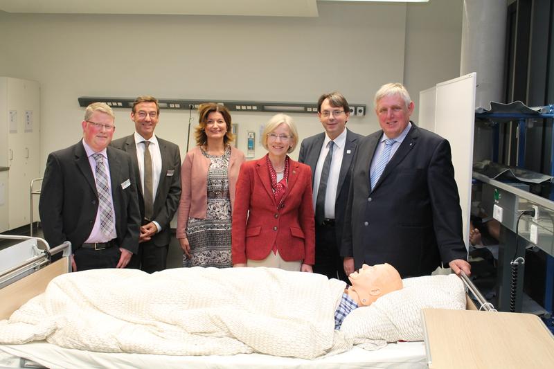 Im Bild v.l.n.r.: Prof. Dr. Thomas Evers, Werner Brüning, Prof. Dr. Kerstin Bilda, Prof. Dr. Anne Friedrichs, Prof. Dr. Markus Zimmermann und Gesundheitsminister Karl-Josef Laumann.