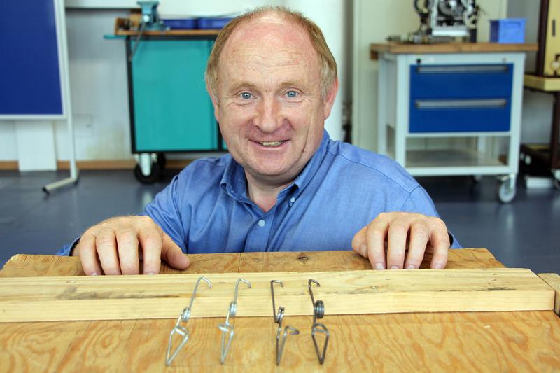 Im Auftrag der Firma Lütfrink aus Hamminkeln-Dingden hat Prof. Dr. Franz-Josef Peitzmann verschiedene Dach-Sturmsicherungsklammern auf einem Prüfstand getestet.