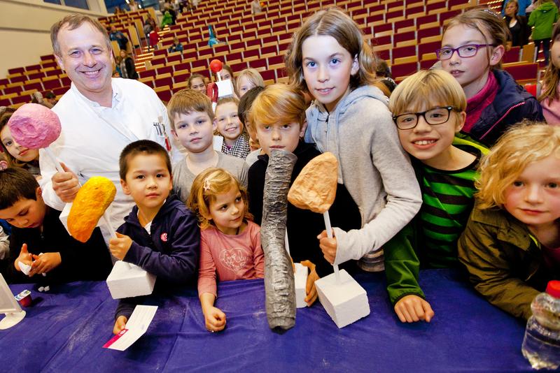  Dr. Stefan Stolle, der jungen Studierenden der KinderUniHannover Nasenmodelle zeigt.