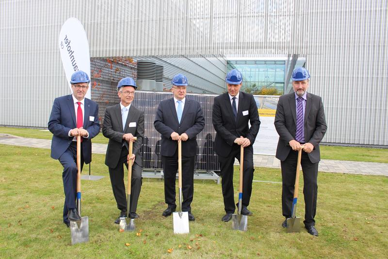 Dr. Jürgen Ude, Prof. Dr. Peter Dold, Dr. Reiner Haseloff, Prof. Dr. Ralf B. Wehrspohn, Prof. Dr. Stefan Glunz (von links). 