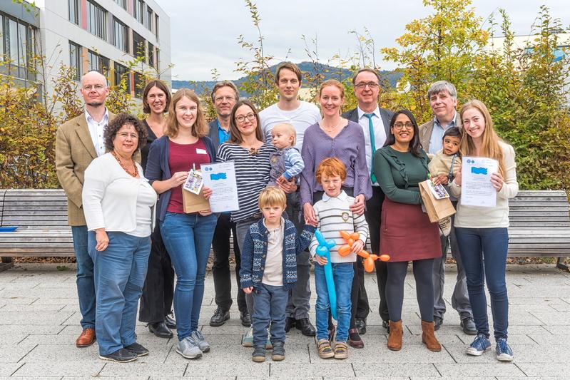 Zehn Jahre PäPP - und die ganze Familie feiert: Medizinstudenten mit ihren Patenkindern, Familien, Kinderärzte und Lehrbeauftragte.