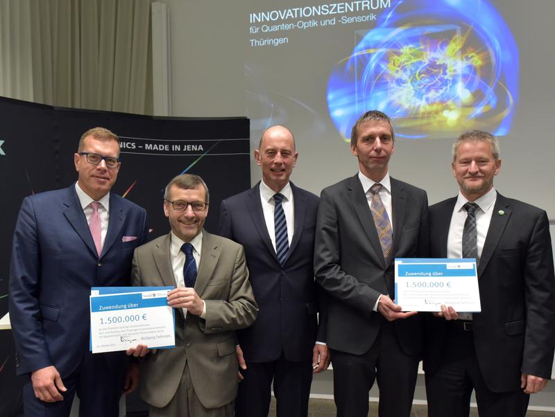 Übergabe der Fördermittelbescheide (v.l): Andreas Tünnermann (IOF/FSU), Walter Rosenthal (Uni Jena), Wolfgang Tiefensee (TMWWDG), Kai-Uwe Sattler und Jens Müller (TU Ilmenau). 