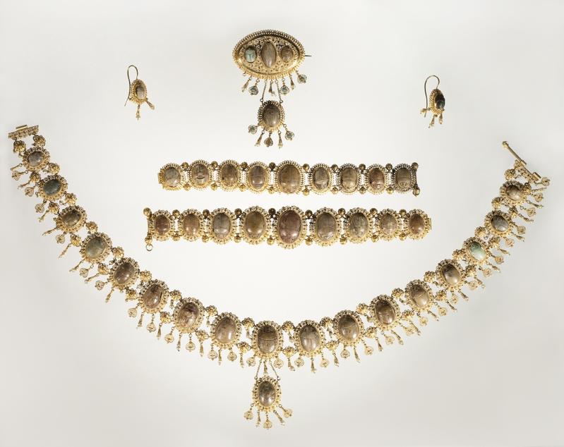 Goldenes Schmuck-Ensemble aus dem Besitz des Ägyptologen Georg Ebers. 