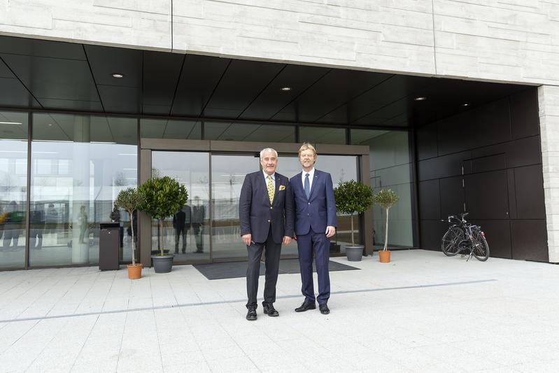 Vor dem neuen Gebäude: (von links) Dr. Ludwig Spaenle, MdL, Bayerischer Staatsminister für Bildung und Kultus, Wissenschaft und Kunst, und Prof. Dr. Wolfgang Baier, Präsident der OTH Regensburg.