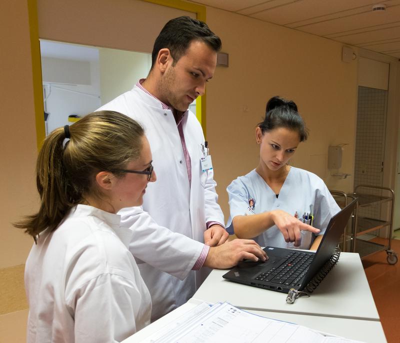 Gemeinsame Verantwortung im Team für die Versorgung der Patienten:  Physiotherapieschülerin Svenja Holderbach (li.), Pflegeschülerin Joanna Grys (re.) und Medizinstudent Andre Louis.