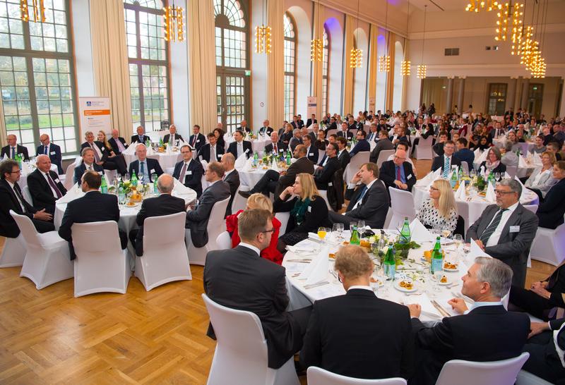 Zahlreiche Gäste kamen in die Orangerie Darmstadt, um das 20-jährige Jubiläum der Wilhelm Büchner Hochschule zu feiern. 