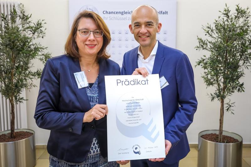 Frauenbeauftragte Viola Philipp und Präsident Prof. Dr. Andreas Zaby nehmen die Prädikatsurkunde zum Total E-Quality entgegen
