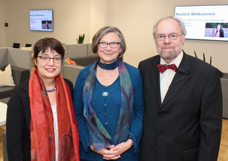 Prof. Dr. Birgit Riegraf, Vizepräsidentin für Lehre, Studium und Qualitätsmanagement, Prof. em. Dr. Dr. h. c. Christiane Floyd und Prof. Dr.-Ing. Reinhard Keil, Dekan 