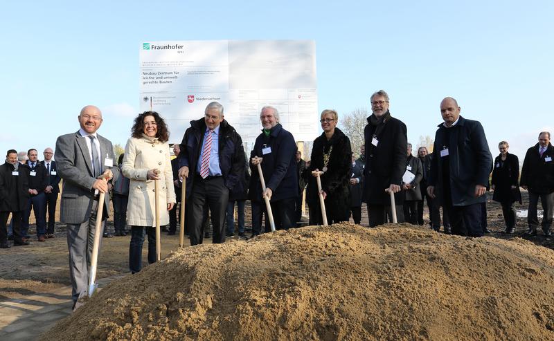 ZELUBA-Spatenstich: Prof. Dr.-Ing. B. Kasal, Dr. G. Heinen-Klajijc, Prof. Dr. rer. pol. A. Gossner, Dr. H. Blöcker, Prof. Dr.-Ing. A. Kaysser-Pyzalla, Dipl.-Ing. B. Tibes, Dipl.-Ing. K. Otto