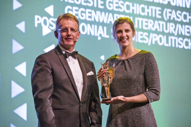 Christine Ott bekam den Kulturpreis Bayern 2017 vom Start-up-Unternehmer Joachim Kuhn überreicht. 