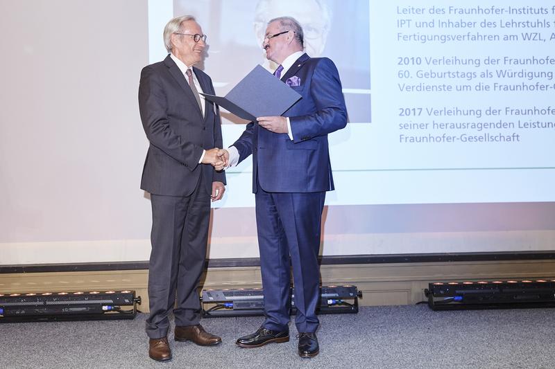 Professor Fritz Klocke (links) empfängt die Fraunhofer-Münze aus der Hand von Fraunhofer-Vorstand Professor Reimund Neugebaue