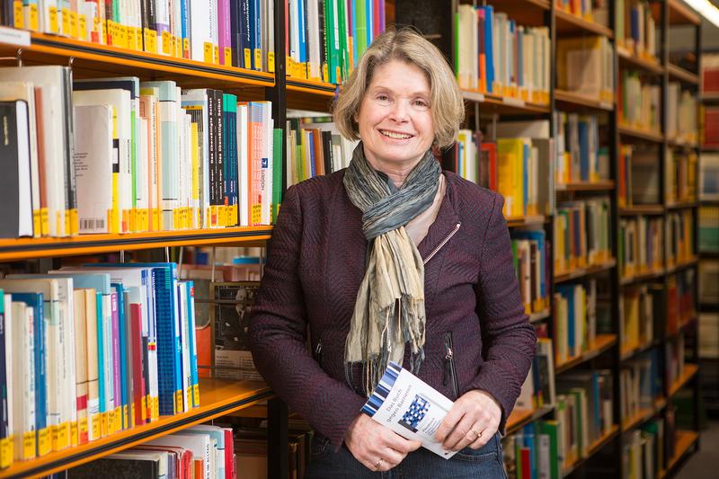 Mitherausgeberin der Neuauflage vom „Handbuch Soziale Arbeit mit geflüchteten Kindern“ und Familien ist Prof. Dr. Luise Hartwig vom Fachbereich Sozialwesen der FH Münster.