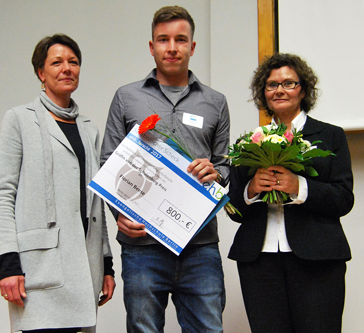 EHB-Absolvent Florian Beese (B. Sc.) mit seiner betreuenden Dozentin Dipl.-Pflegewirtin Stefanie Kemper (links) und Jurorin Dipl. Päd. Rosemarie Bristrup (Deutsche Ärztekammer Berlin)