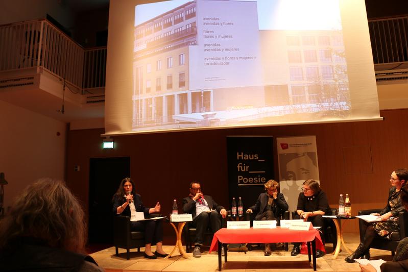 Die Podiumsgäste v.l.n.r.: Bettina Völter, Thomas Wohlfahrt, Andrea Roedig, Barbara Köhler, Claudia Kramatschek (Moderation)