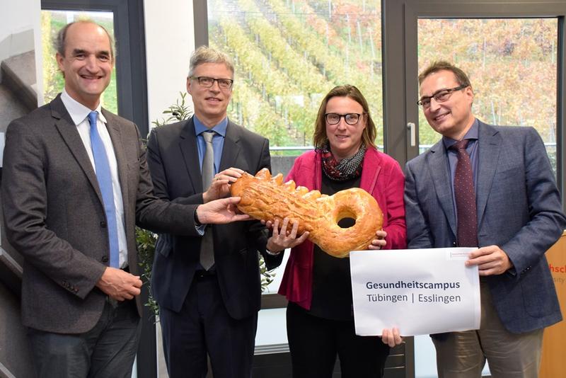Symbolische Schlüsselübergabe: Rektor Prof. Maercker, Prof. Zipfel (Uni Tübingen), Dekanin Prof. Elsbernd und Pflegedirektor Klaus Tischler (Uniklinikum Tübingen) - von links.