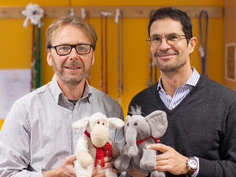 Prof. Markus Kiefer und Prof. Carlos Schönfeldt-Lecuona mit Kuscheltieren