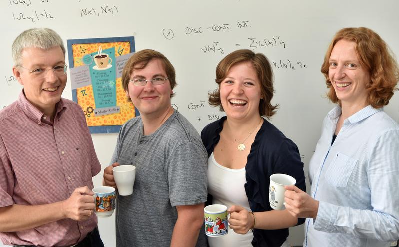 Martin Mundhenk (v.l.), Andre Prater und Charlotte Pfeifer für den Fachschaftsrat Mathematik sowie Anke Pohl erhalten den Lehrpreis für das beste Lehrkonzept in der Studieneingangsphase. 