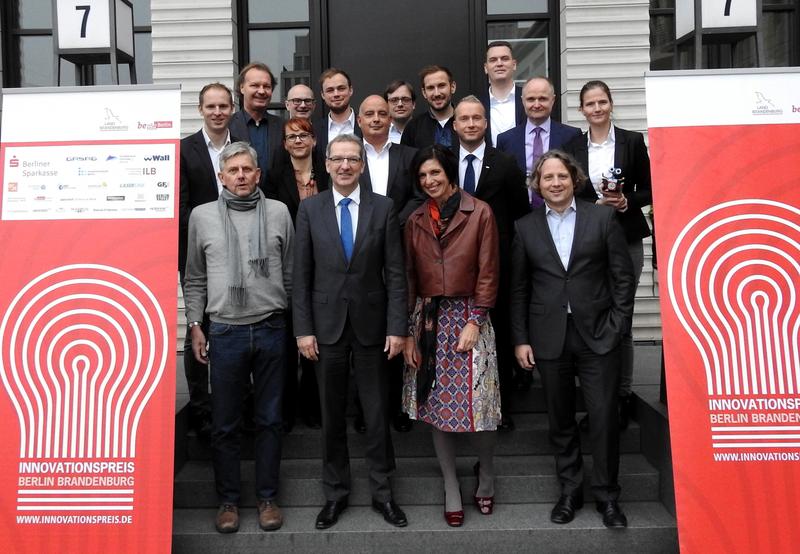 Die Nominierten für den Innovationspreis Berlin Brandenburg 2017 sowie die Teilnehmer der Pressekonferenz vor dem Max-Liebermann-Haus in Berlin.