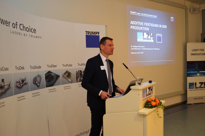 Dr. Rüdiger Brockmann, Leiter Branchen- und Produktmanagement der TRUMPF Laser- und Systemtechnik GmbH, begrüßte die Teilnehmerinnen und Teilnehmer am Technologietag. 