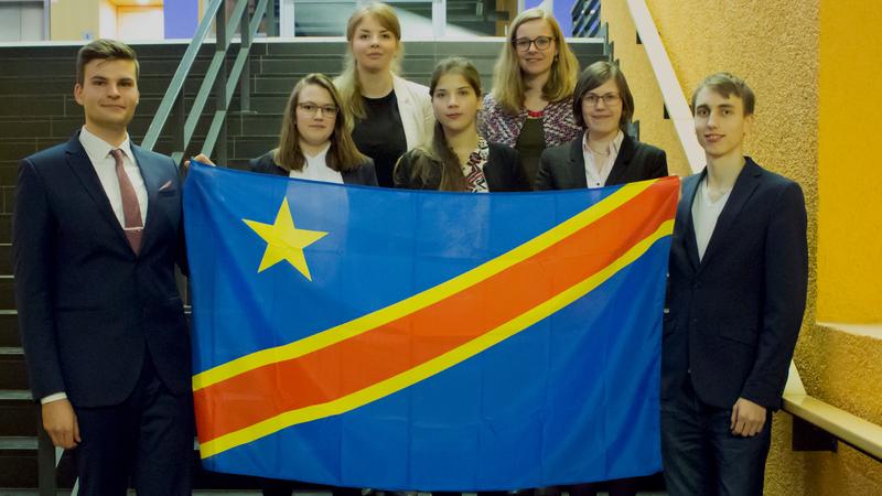 Chemnitzer Delegierte präsentieren die Flagge der Demokratischen Republik Kongo. 