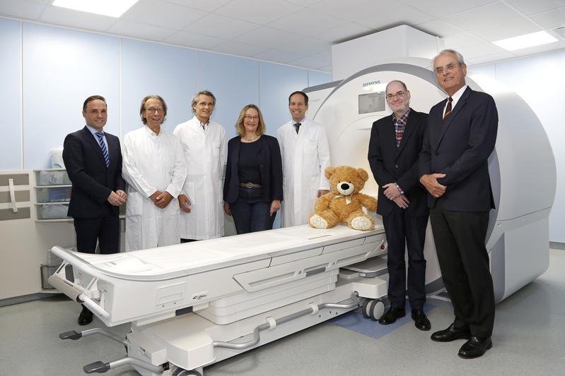 Gemeinsame Freude über das schonende MRT-Gerät für die Kinderklinik des UKD.