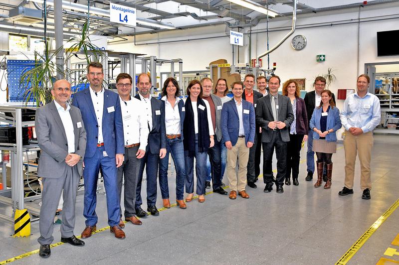 Vertreterinnen und Vertreter der TH Bingen sowie der Firma Wachendorff treffen sich zum ersten THinktank.