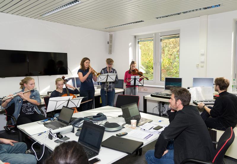 Die MINT-Girls Regensburg bei ihrem Live-Konzert für die derzeitige Besatzung der internationalen Weltraumstation ISS im Deutschen Luft- und Raumfahrtzentrum (DLR) in Oberpfaffenhofen.  