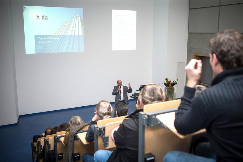 Prof. Dr. Arnd Steinmetz, Vizepräsident für Forschung und wissenschaftliche Infrastruktur der Hochschule Darmstadt, bei der Eröffnung des Promotionszentrums.