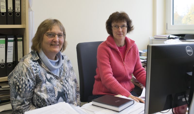 Dr. Ulrike Sauermann (links), Wissenschaftlerin in der Abteilung Infektionsmodelle, und Prof. Christiane Stahl-Hennig (rechts), Leiterin der Abteilung Infektionsmodelle am DPZ.