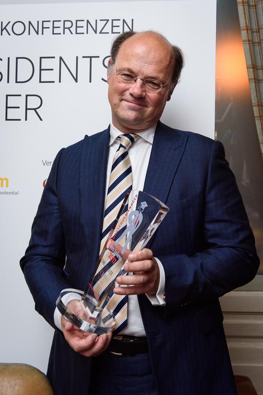 Hochschulpräsident Prof. Dr. Hans-Hennig von Grünberg gestern Abend mit der Auszeichnung zum Hochschulmanager des Jahres 2017. 