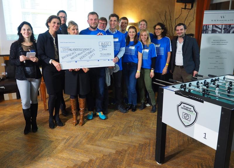 Scheckübergabe an die Stiftung auf dem Bayerischen Patentanwalts-Kickerturnier 2017; v.l.n.r.: Dr. jur. (Ung.) F. Weinhardt (Wach + Meckes LLP), S. Schorp (Freundeskreis Stiftung Kindergesundheit), 