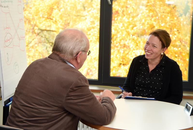 Die Psychologin Franka Möllmann-Hofmann bei einer Psychotherapiesitzung an der Uni Jena mit einem älteren Hilfesuchenden. 