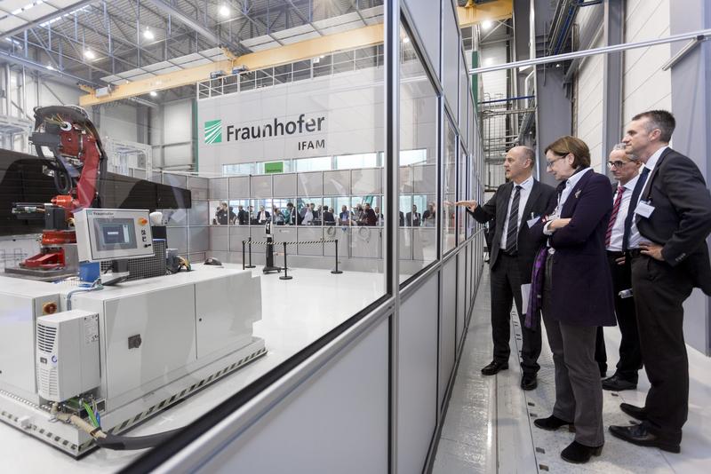Diskussion über Einsatzmöglichkeiten des weltweit genauesten Sechs-Achs-Bearbeitungsroboters auf einem eigens entwickelten AGV (Autonomos Transport Vehicle) während des Leichtbautages CFK NORD, Stade.