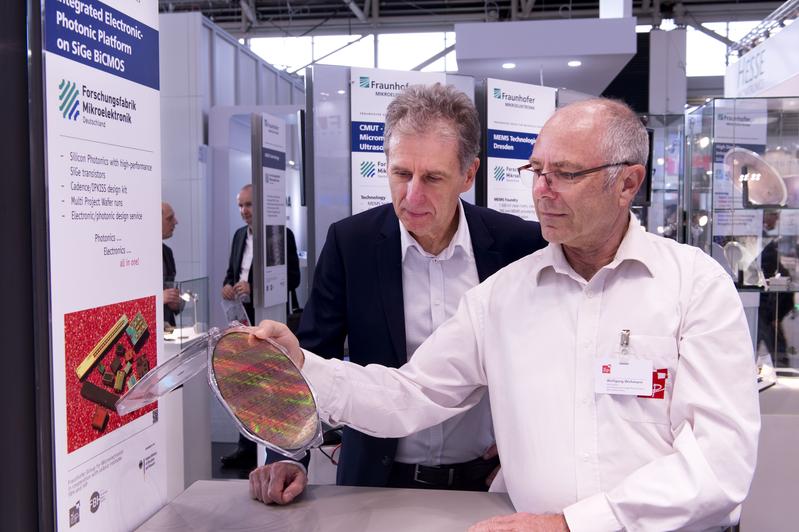 Dr. Harald Richter und Wolfagang Wichmann am Stand des IHP auf der productronica in München.