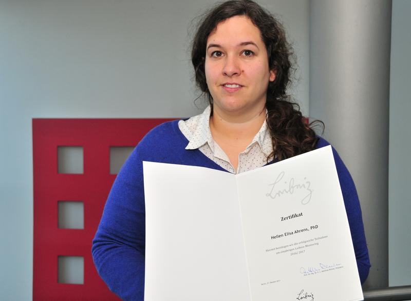 Dr. Hellen Ahrens proudly shows her certificate on the successful participation in the „Leibniz Mentoring Programme” 2016/2017. 