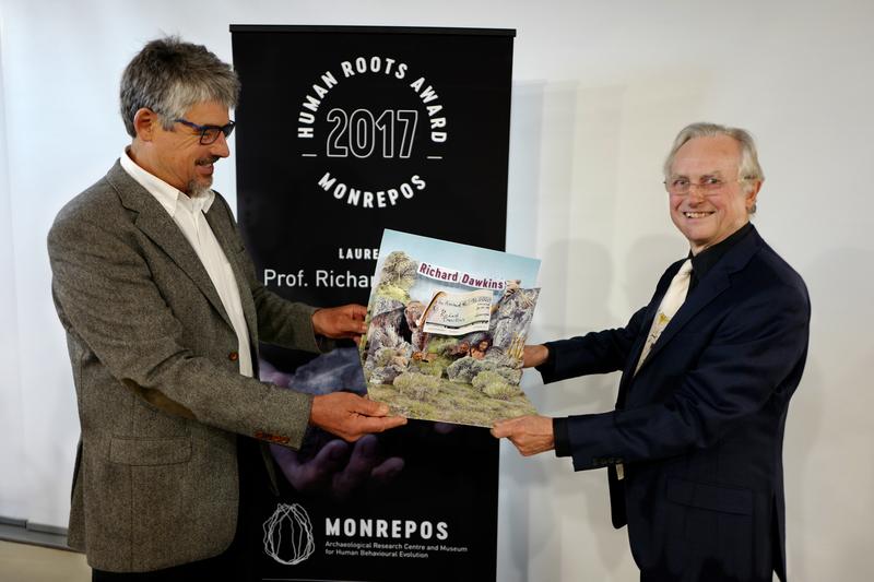 Preisübergabe des mit 10.000 Euro dotierten »Human Roots Award« an Professor Richard Dawkins durch PD Dr. Bernolf Eibl-Eibesfeldt in Vertretung seines Vaters, Prof. Dr. Irenäus Eibl-Eibesfeldt.