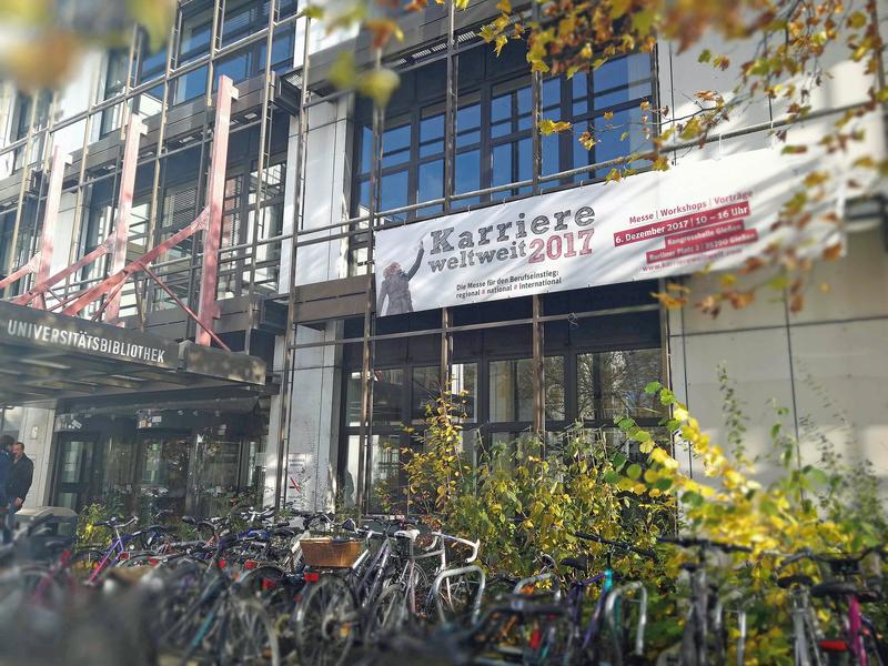 Mit Plakaten laden JLU und THM zur gemeinsamen Messe
