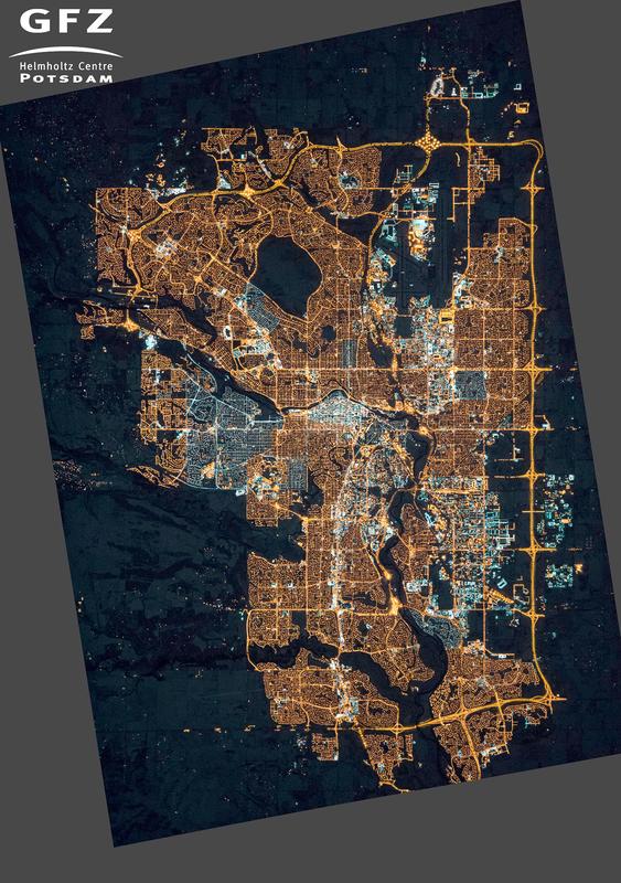 Der gleiche Ausschnitt von Calgary, aufgenommen 2015.  Verglichen mit 2010 werden etliche Bereiche in den Außenbezirken nun ebenfalls beleuchtet. Zudem wurde vielfach auf weiße LEDs umgestellt. 