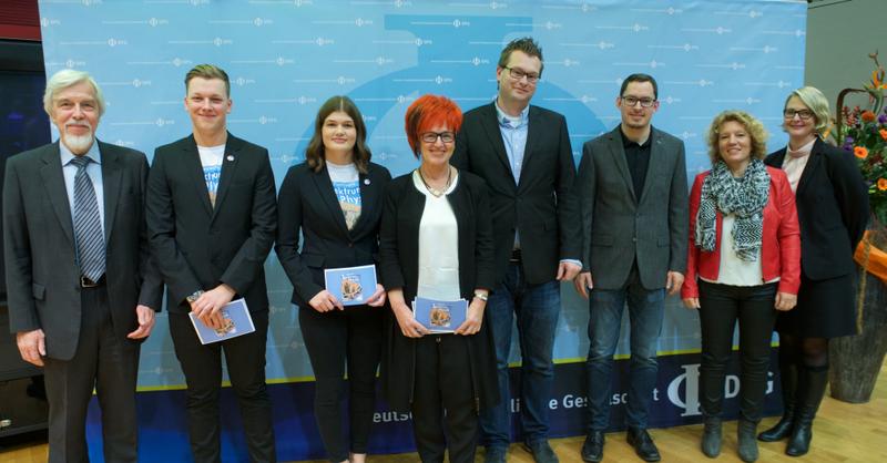Dirk Schulz (5. v.l.), Catrin Harz & Thomas Henrich (2. & 3. v.r.) sowie Mildrit Redlin (4. v.l.) erhielten den von der DPG-Preis für herausragende Leistungen in der Vermittlung von Physik an Schulen