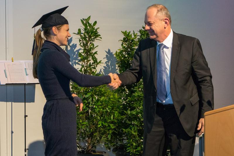 Der Dekan Prof. Dr. agr. Clemens Wollny gratuliert Dr. Julia Trautwein zur Promotion.