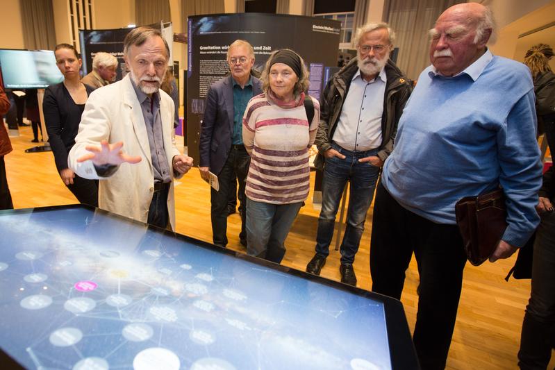 Dr. Hans-Peter Nollert erklärt die interaktiven Exponate